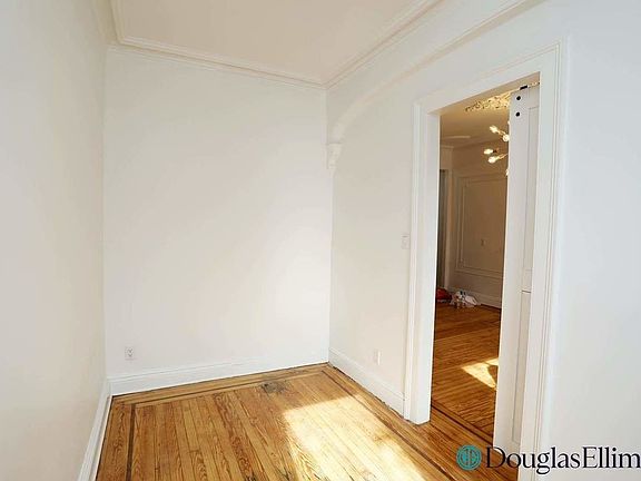 5th image of 469 Myrtle Ave #2C
