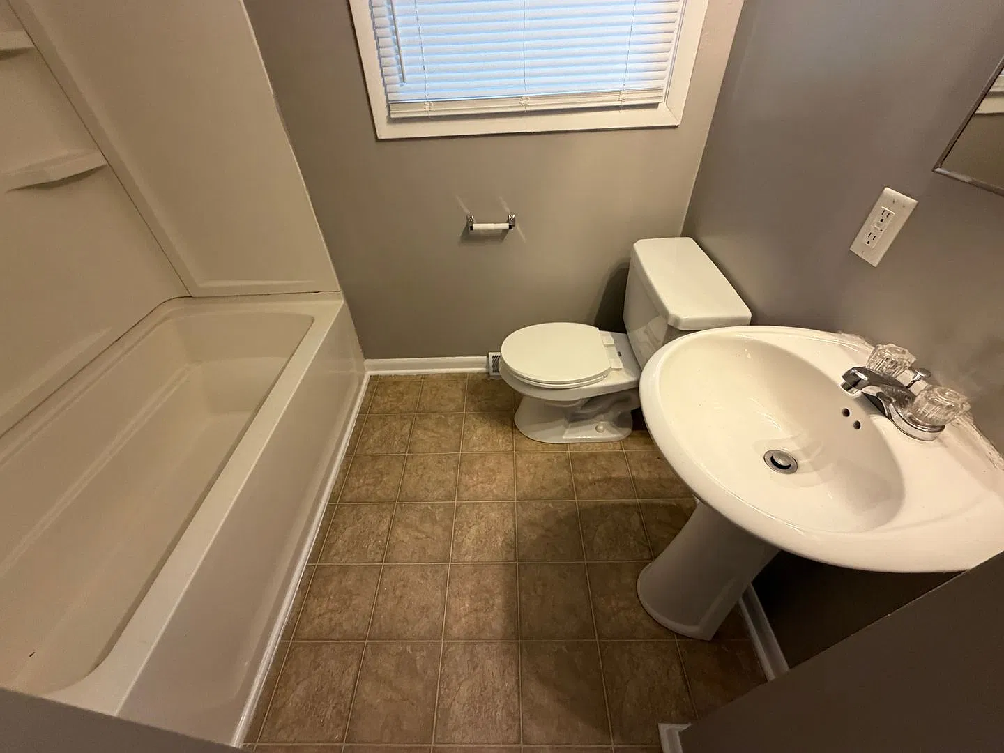 4711 Warsaw St - Great Three Bedroom Home ! — Photo 4