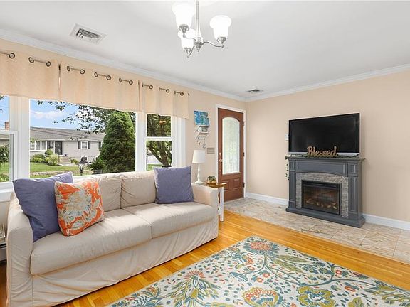 5th image of 25 Rosewood Dr