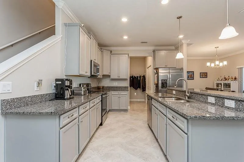 3 bed, 2.5 bath, 2319 sqft, $2,500 — Photo 3
