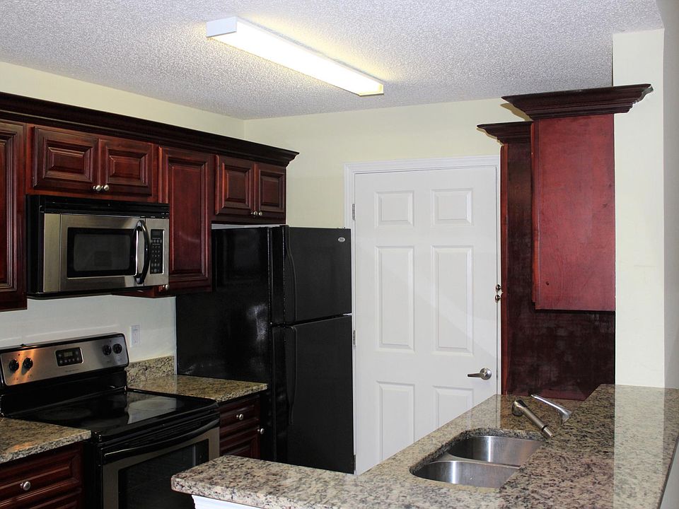 Kitchen with Granite Counters, Stainless Range, Dishwasher and Microwave. Refrigerator, Washer and Dryer included!