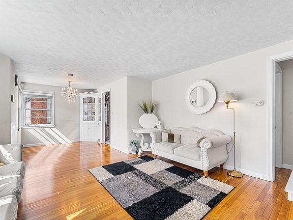 3rd image of 35 Woodway Dr