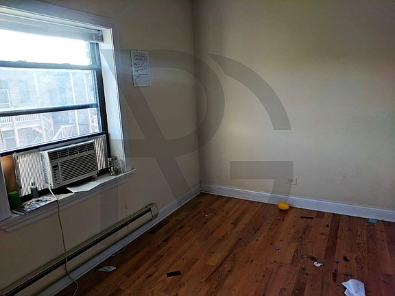 4th image of 819 W Cornelia Ave #U310