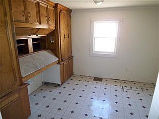 4th image of 1535 N Sutro Ave