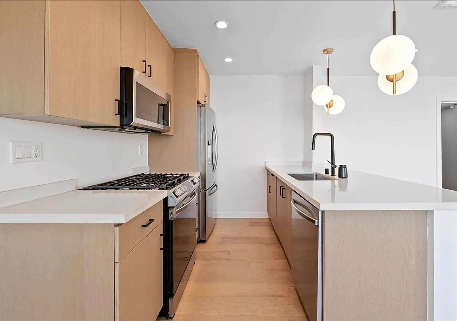 Beautiful WeHo Apartment In The Heart of Sunset Blvd! — Photo 4