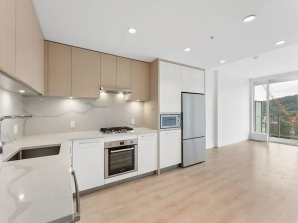 567 Clarke Rd #903, Coquitlam, BC V3J 0K7