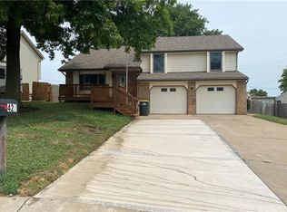 427 Hithergreen Dr, Lansing, KS 66043