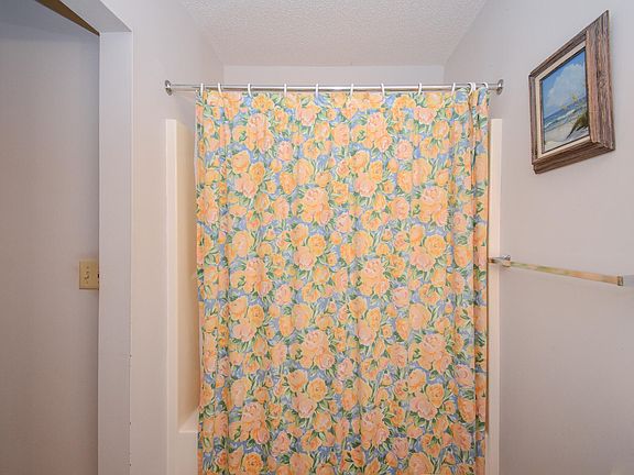 3rd image of 1563 N Holiday Dr