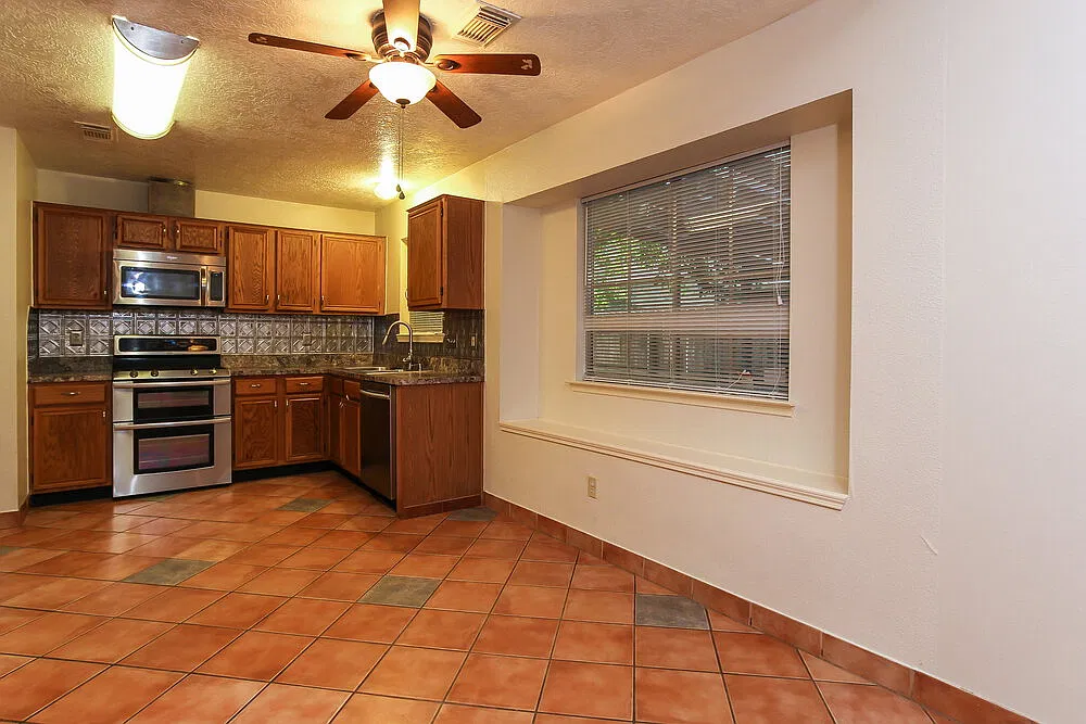 3 bed, 2.0 bath, 1923 sqft, $1,950 — Photo 4