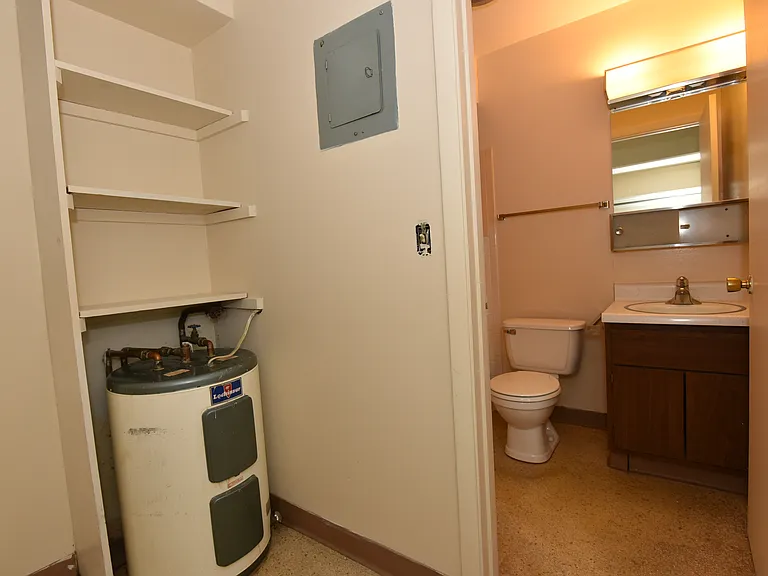 411 S Henderson St — Photo 7