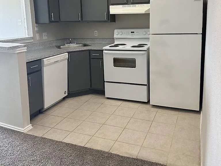 Fairway Square Apartments — Photo 25