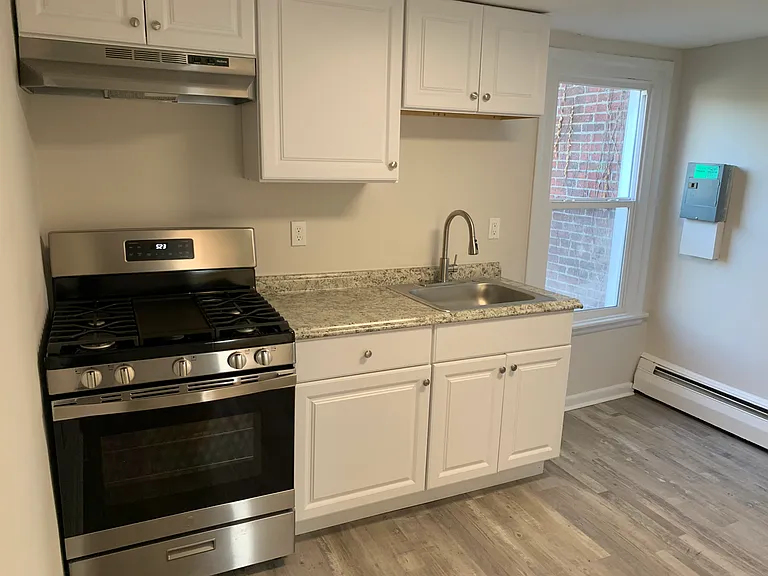 2401 W 2nd St #2 — Photo 3