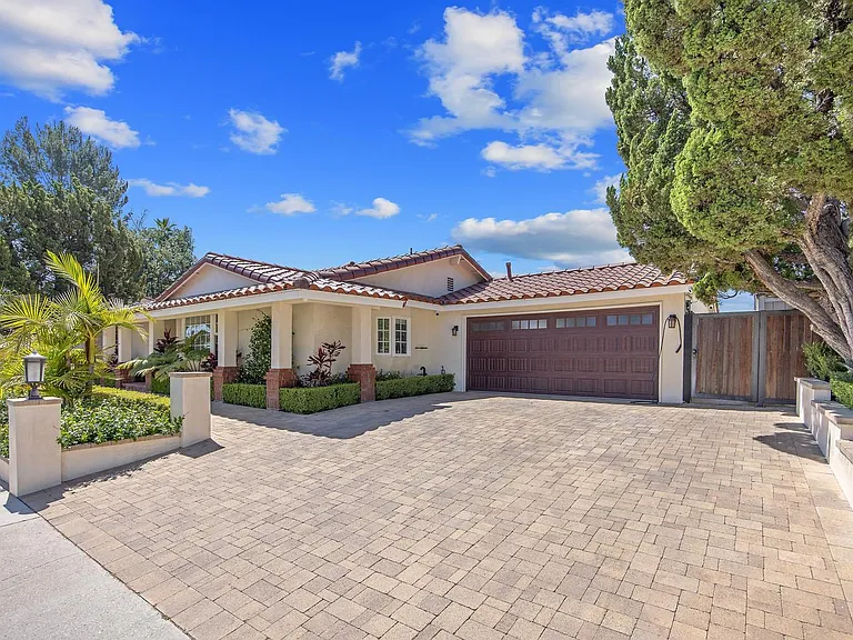 23350 Aetna St — Photo 3