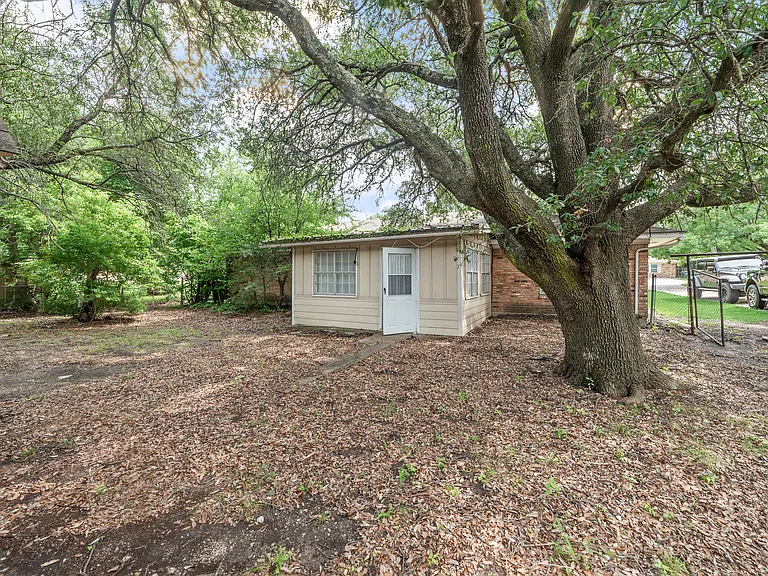 512 E Willow Ln — Photo 5