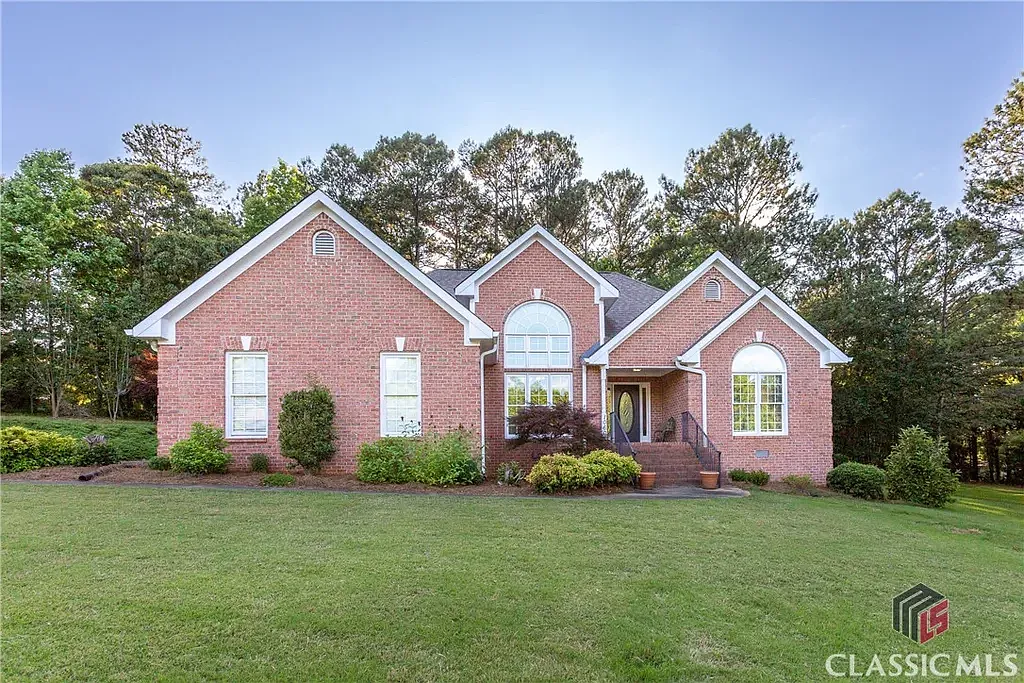 1060 Melissa Dr — Photo 1