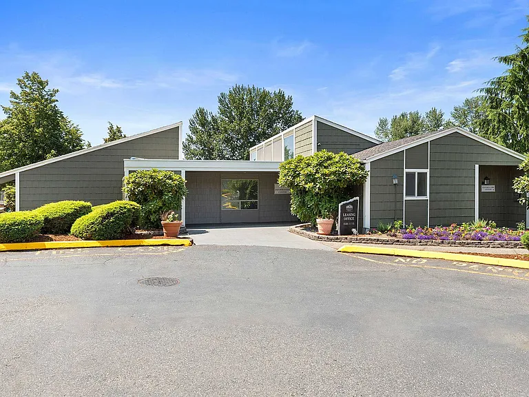 Meridian West Apartments — Photo 17