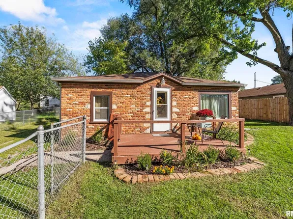 610 4th St, Colona, IL 61241