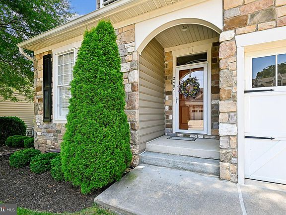 3rd image of 2407 Grand Oaks Ct Unit 28