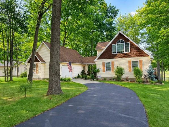 9592 Fawn Lake Dr, Stanwood, MI 49346
