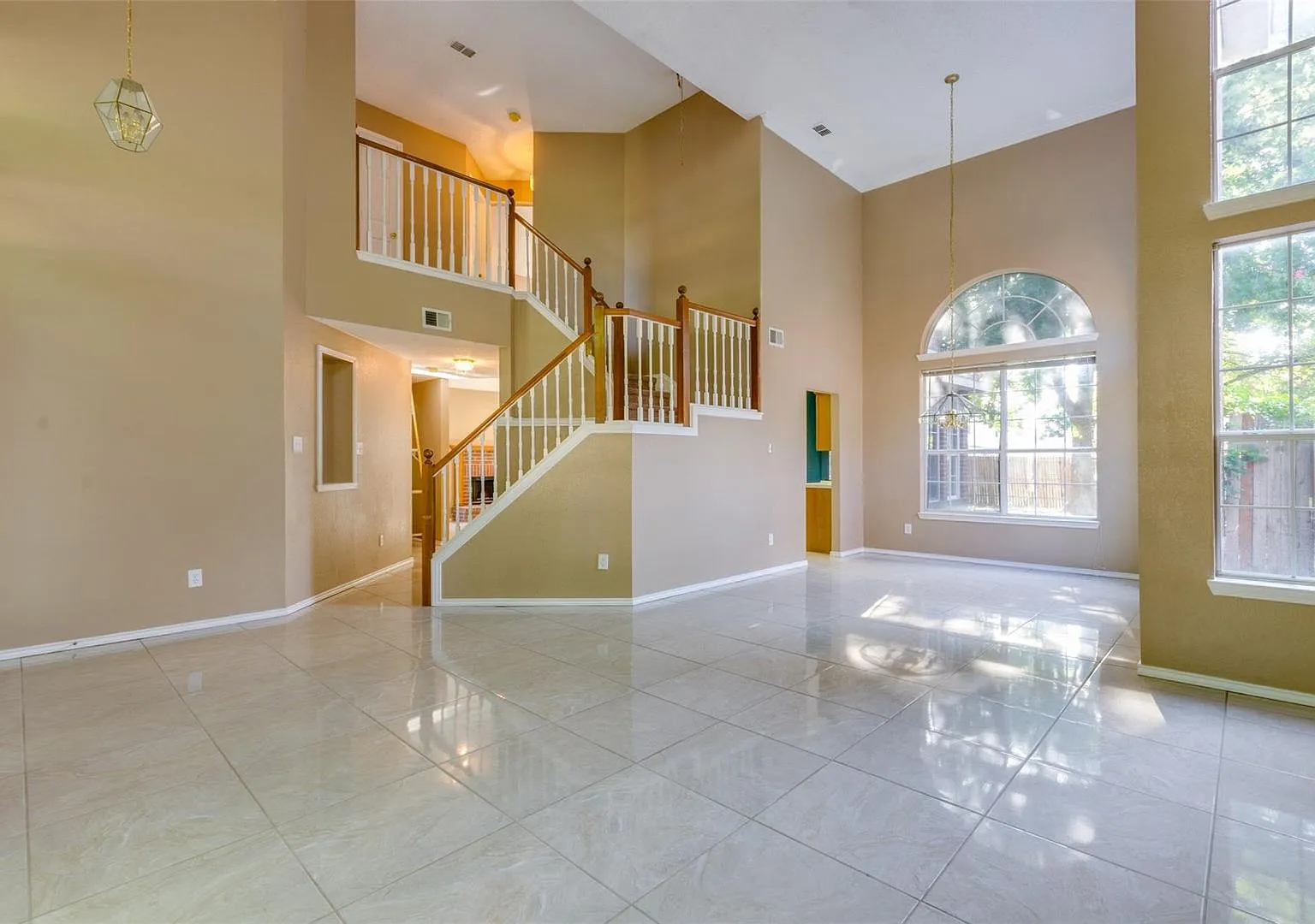 Welcome to this Beautiful Bright Home in Plano ISD. House boasts 2 story ceiling in formal living... — Photo 3