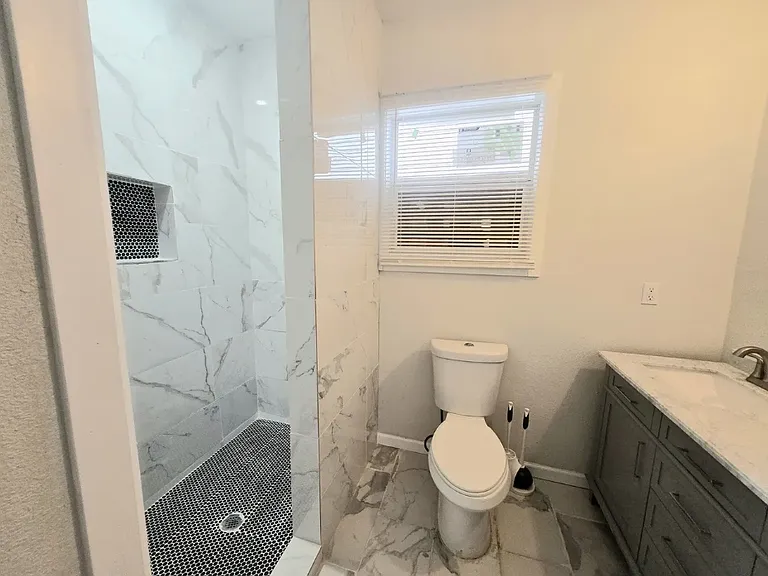 2623 W Houston St — Photo 17