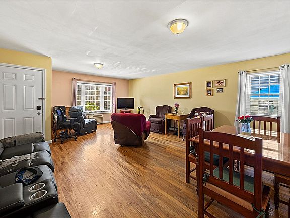 3rd image of 309 Logan St
