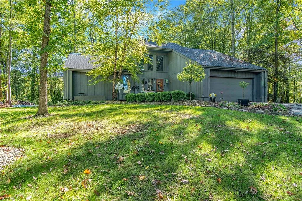 600 Hidden Valley Dr NE photo 1