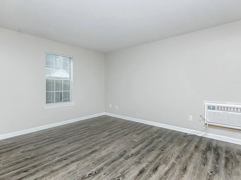 Cross Creek Apartments — Photo 26