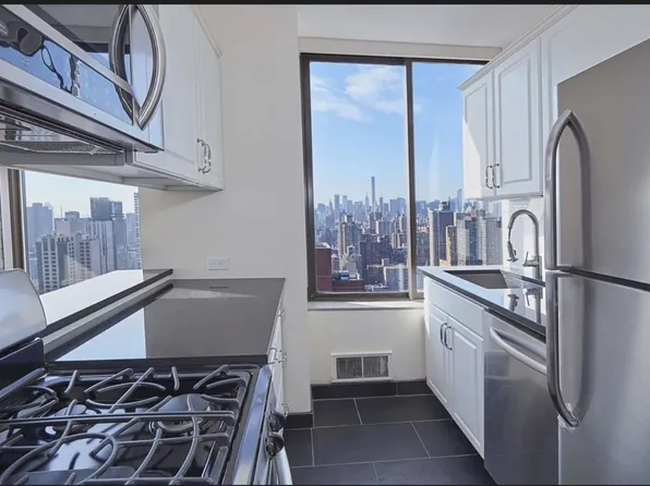 300 East 93rd Street image 1 of 4