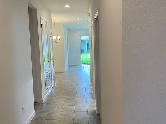 4th image of 875 Lady Bird Ln