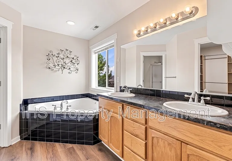 9711 Nottingham Dr — Photo 4