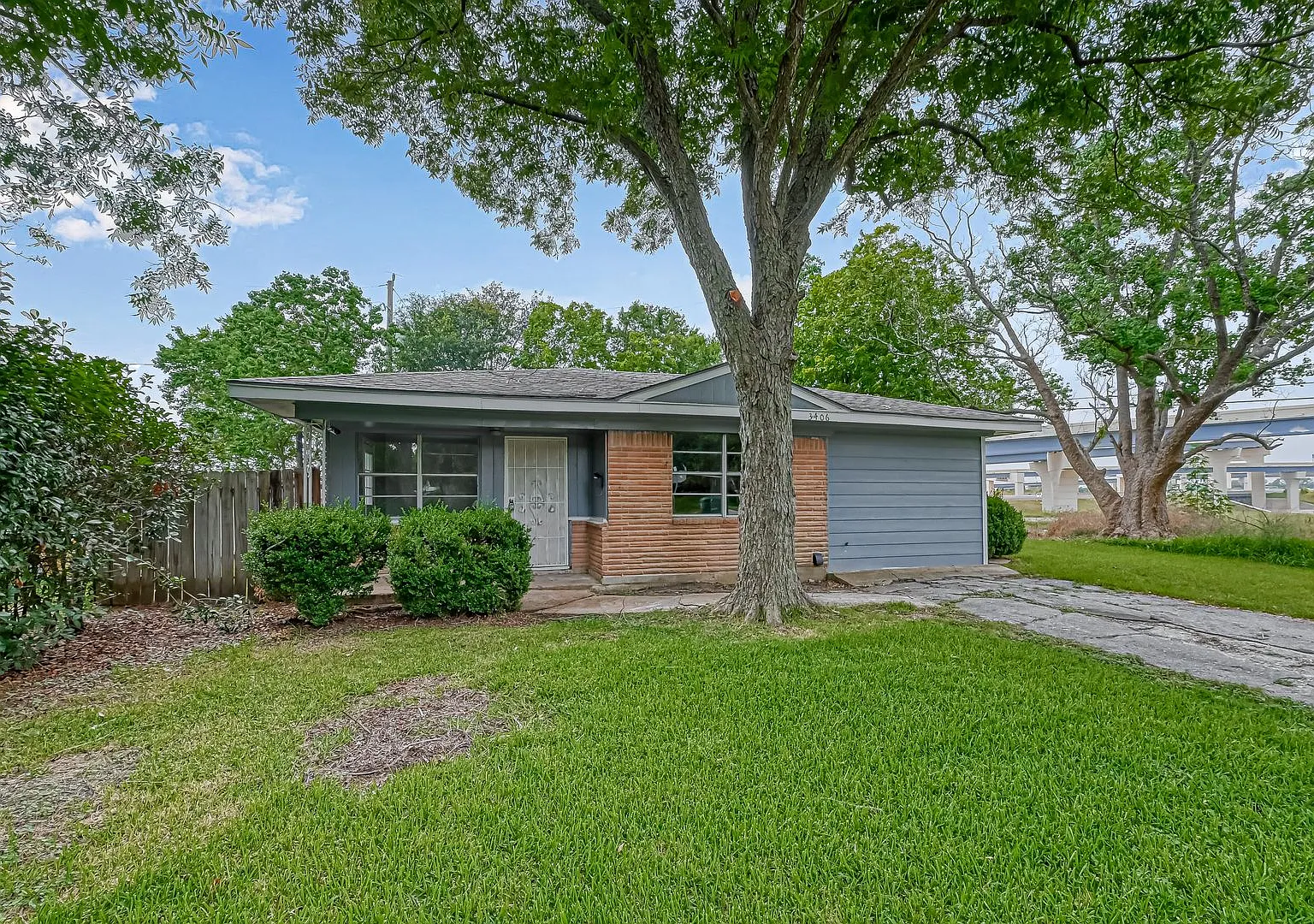 Beautiful 2-Bed, 2-Bath Home Near the Texas Medical Center! — Photo 1
