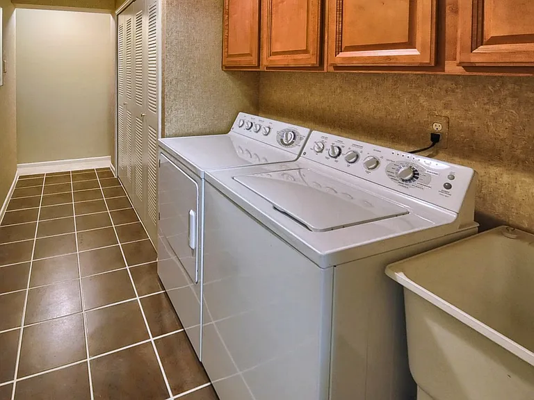 Ashford Apartments — Photo 64