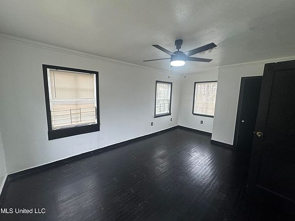 5th image of 243 Mitchell Ave