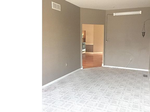 4th image of 16 Lincoln Dr #16