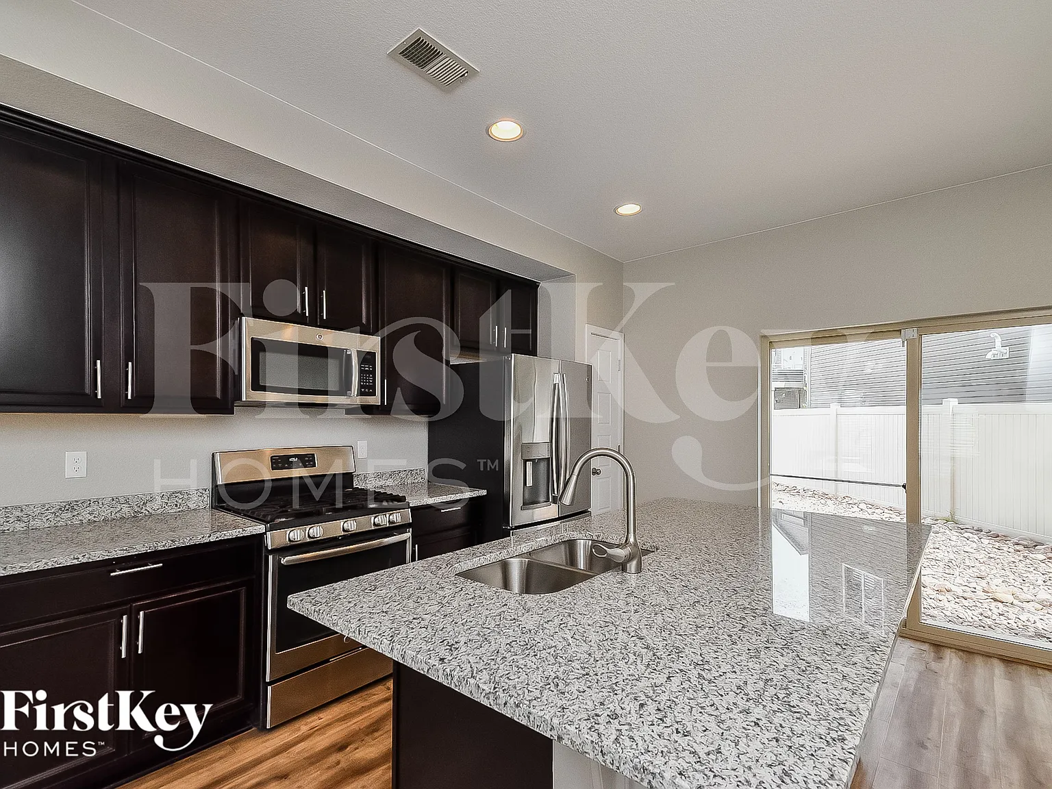 3 bed, 3.0 bath, 2032 sqft, $2,585 — Photo 4