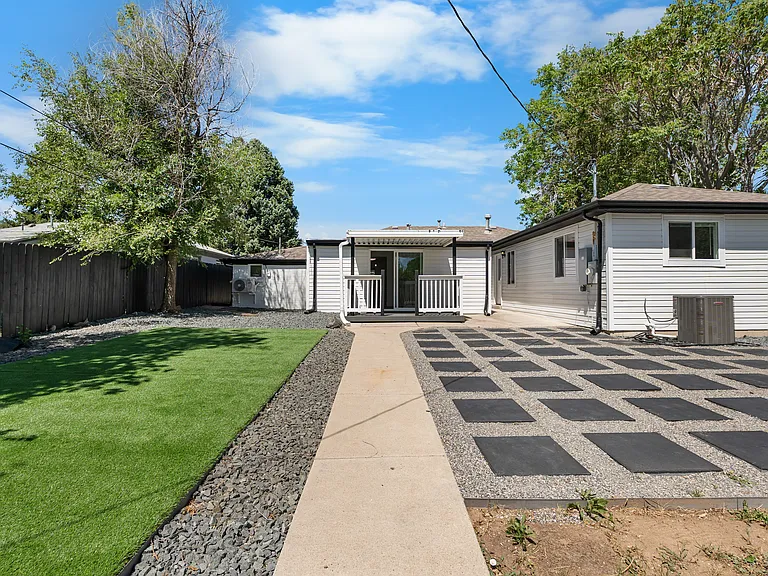 2640 Oneida St — Photo 24