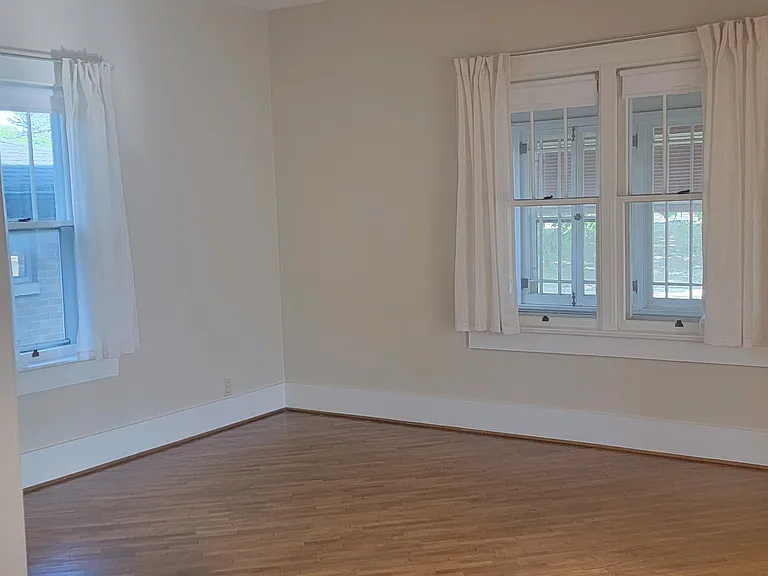 211 E Market St — Photo 14