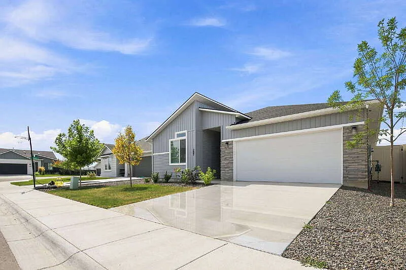 4 bed, 2.0 bath, 2025 sqft, $2,595 — Photo 3