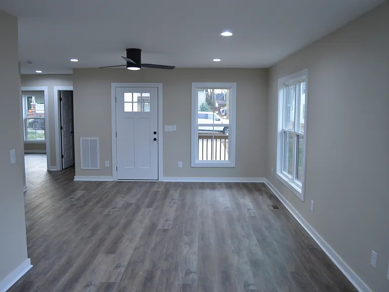 620 W Bell St — Photo 4