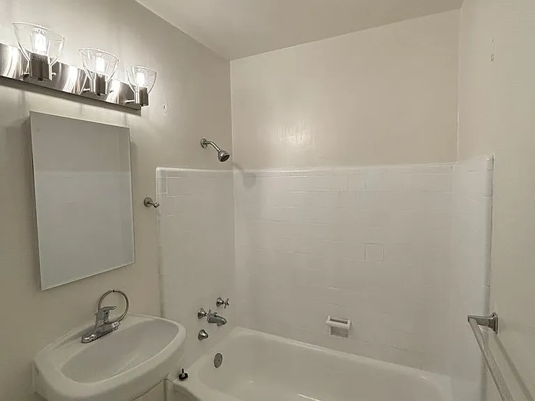 Golden Lantern Apartments — Photo 16