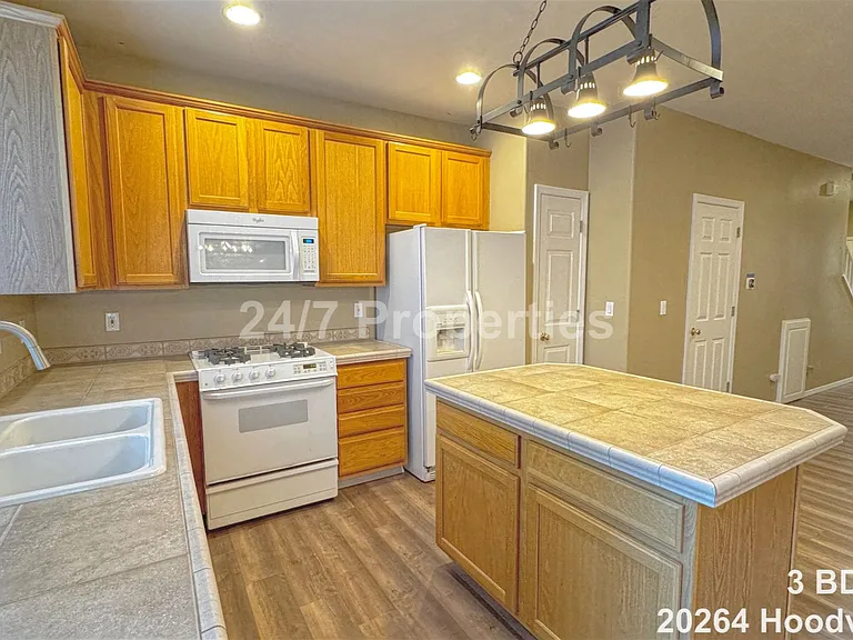20264 Hoodview Ave — Photo 3