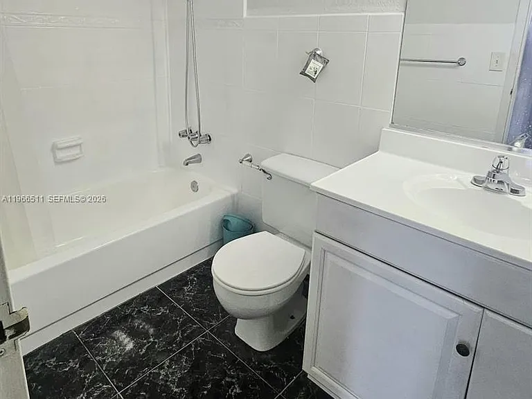 1000 Parkview Dr #605 — Photo 16