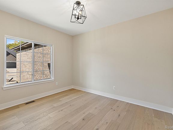 4th image of 28 Cygnet Ln