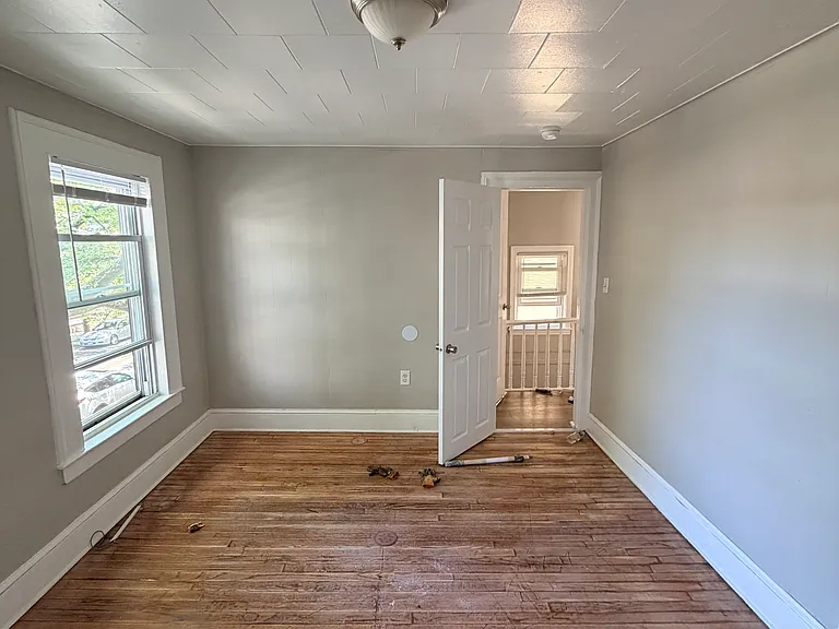 202 Hallock Ave — Photo 5