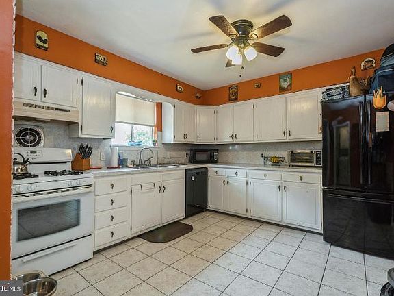 4th image of 11 Spruce Ln