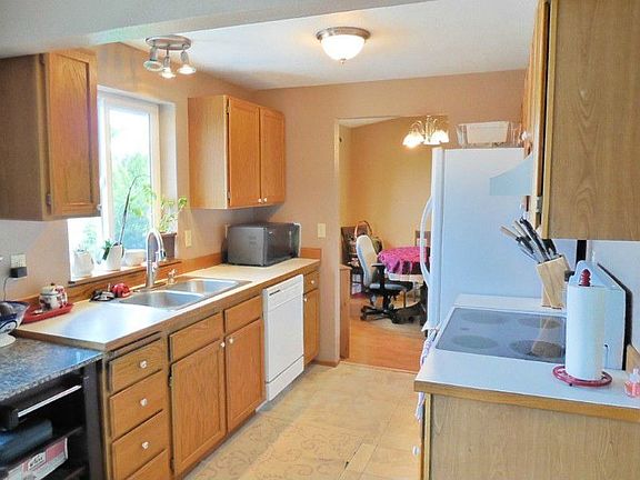 5th image of 824 Celery Ave