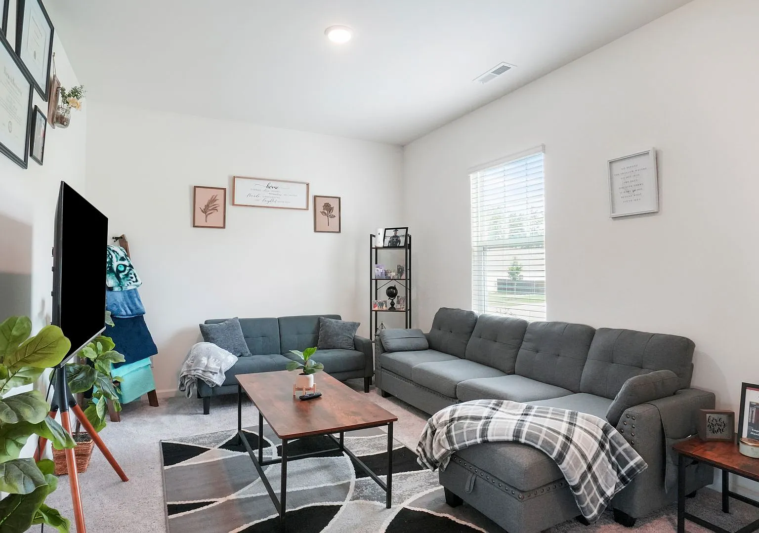 4 bedroom 2.5 bathroom Single Family Home — Photo 4