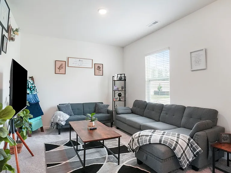 530 Cessna Dr — Photo 4