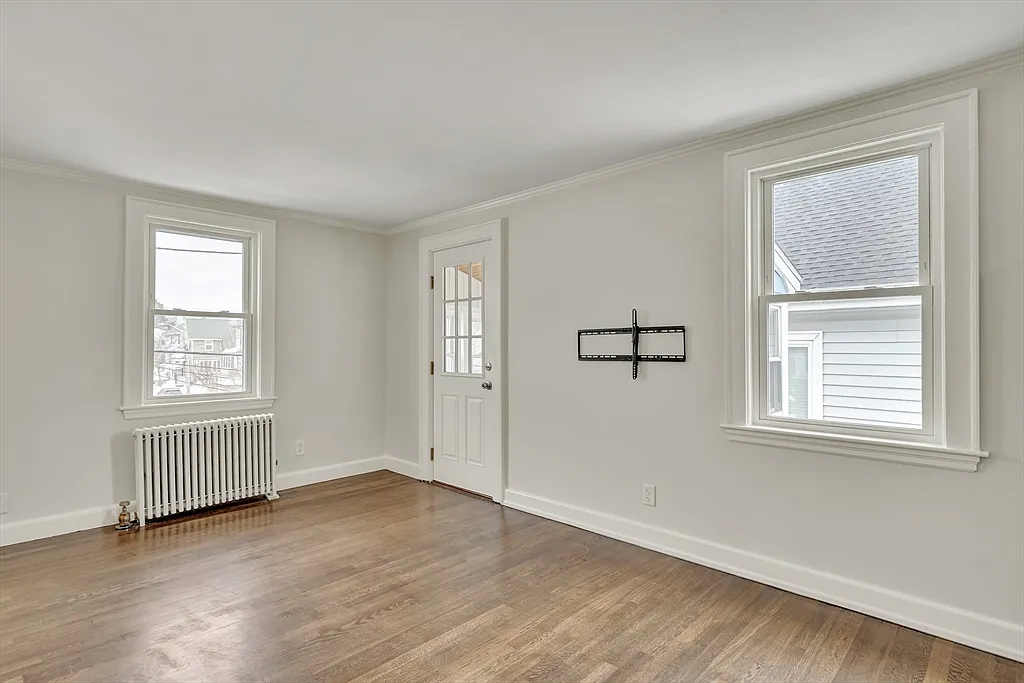 3 bed, 1.0 bath, 1200 sqft, $2,800 — Photo 3